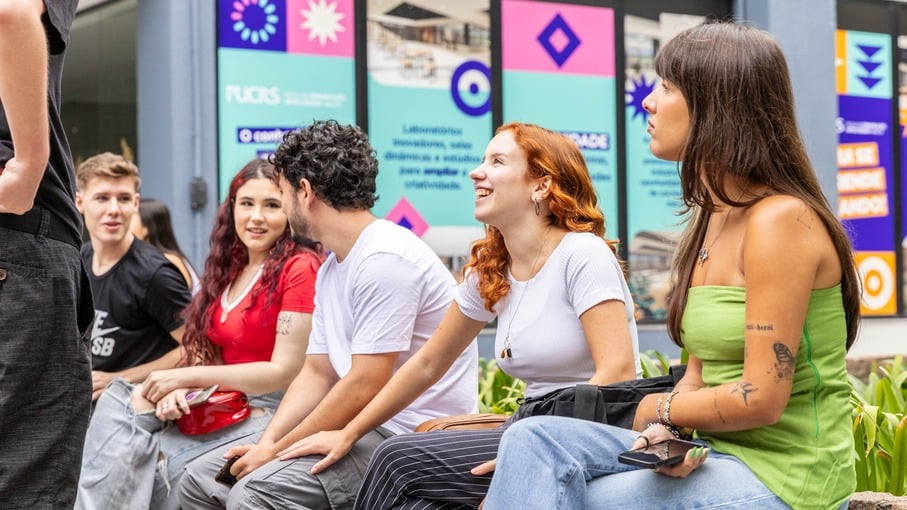 Estudantes esperando para entrar na sala; volta às aulas