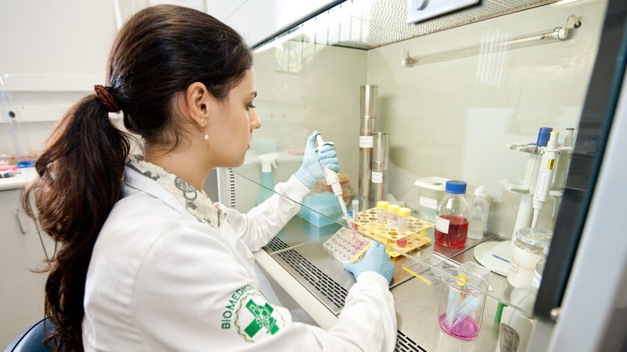 biomedicina, profissional trabalhando em laboratório